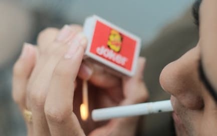 Why do nicotine pouches cause a burning sensation?